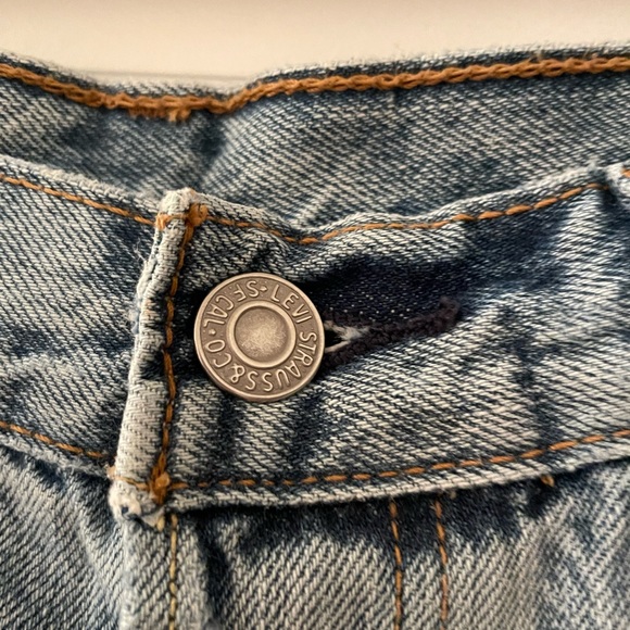 Levi’s Denim Shorts - Picture 4 of 6